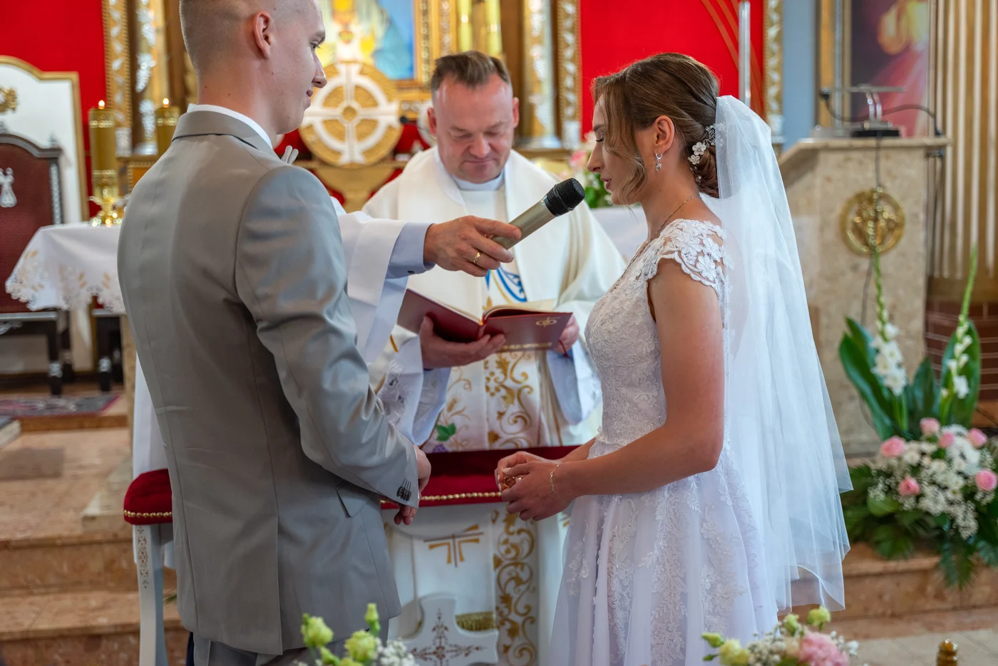 Jakub i Agata składający przysięgę w kościele