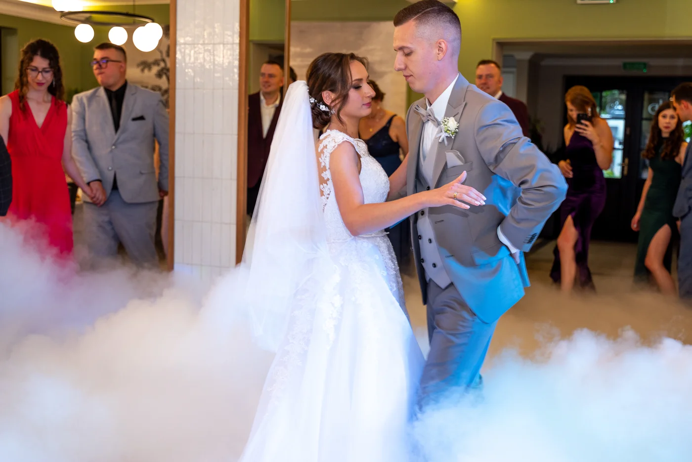 Jakub i Agata tańczący wśród białego dymu